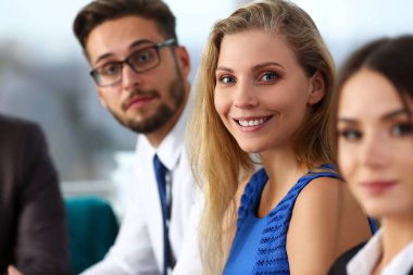 Mavi sundress giyen güzel gülümseyen tezgahtar kız