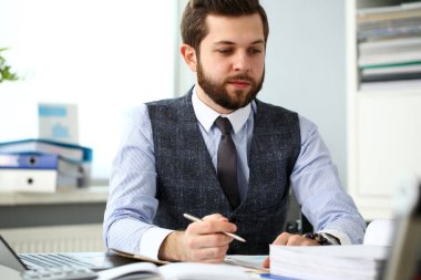 Yakışıklı gülümseyen katip adam Ofis İşyeri sakallı