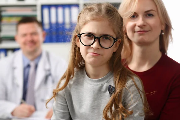 Sorrindo pequena medicina infantil e médico — Fotografia de Stock