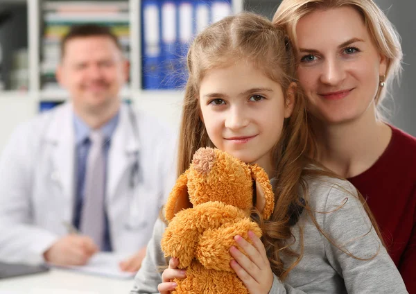Lächelndes kleines Kind Medizin und Arzt — Stockfoto