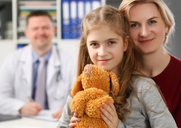 Sorridente piccolo bambino medicina e medico — Foto Stock