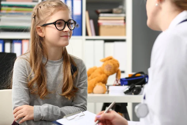 Klein kind bij de kinderarts Receptie — Stockfoto