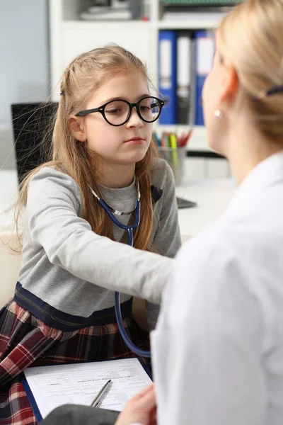 Małe dziecko w recepcji pediatra — Zdjęcie stockowe