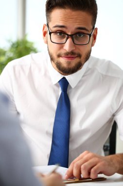 Yakışıklı gülümseyen katip adam Ofis İşyeri sakallı