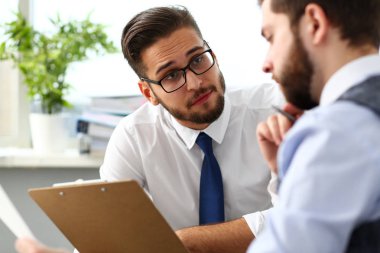 Bir grup insan tut kollarında finansal kağıtları çözmek ve sorunu görüşmek