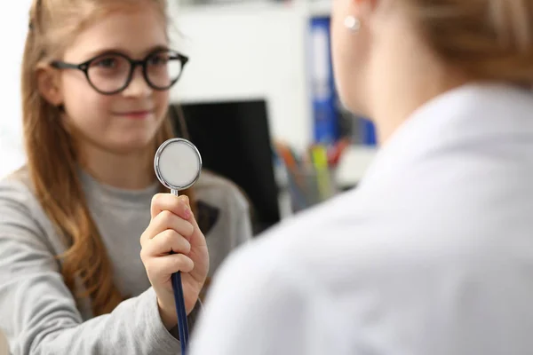 Kleines Kind beim Kinderarzt — Stockfoto