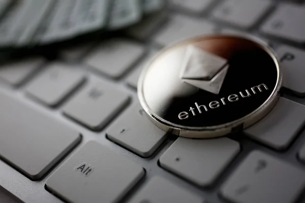 Kryptowährung Bitcoin liegt auf der Tastatur — Stockfoto