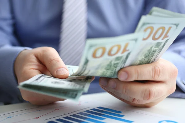L'uomo d'affari considera dollari in contanti in ufficio — Foto Stock
