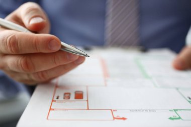 Erkek sigortacı elini tut gümüş kalem bir kaza