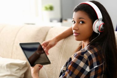 Siyah sıradan kadın tasarımcı çalışma alanı