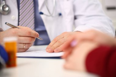 Erkek doktor elini tut gümüş kalem dolgu