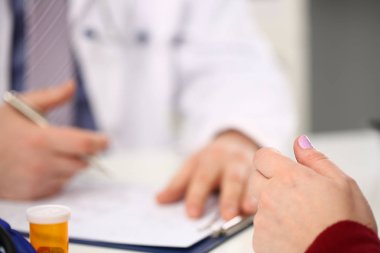 Erkek doktor elini tut gümüş kalem dolgu