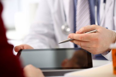 Kadın doktor eller ve gösteri dijital