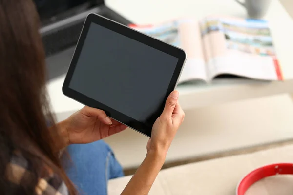 Weibliche Hand Hält Schwarzes Tablet Pad Häuslicher Umgebung Während Sie — Stockfoto
