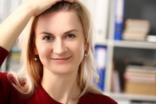 Normalt blont kvinnoporträtt på kontoret — Stockfoto