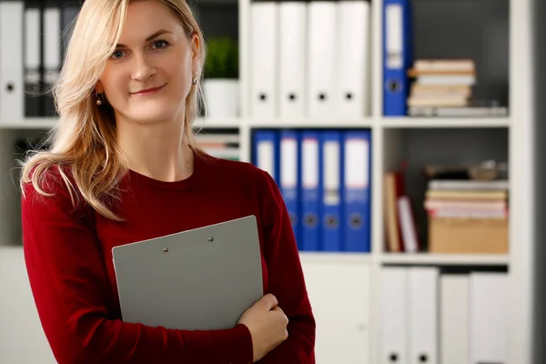 Feliz sonriente rubia de negocios holdig — Foto de Stock