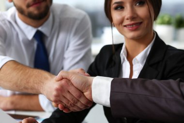 Takım elbiseli adam ve vermek el Merhaba, gibi ofiste kravat.