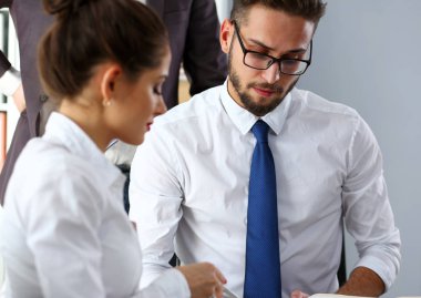 Office tartışma mali konuda modern iş adamları grubu