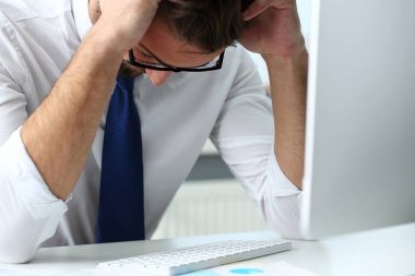 Gözlük takan dizüstü pc işyerinde yorgun katip