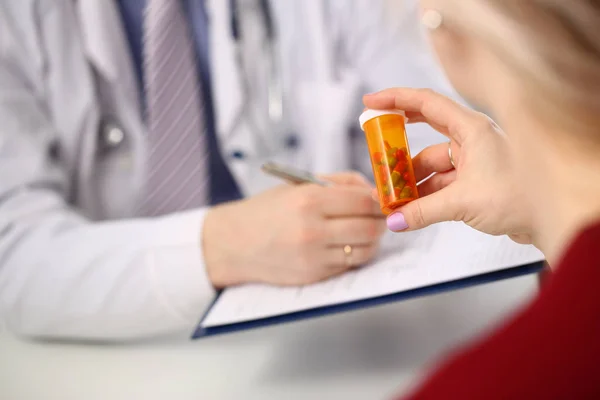 Жіноча медицина лікар рука тримає банку таблеток і — стокове фото