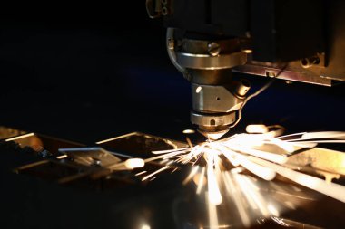 Kıvılcımlar metal işleme için makine başını uçurur