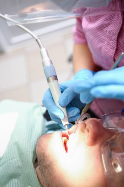 Mavi koruyucu eldiven El