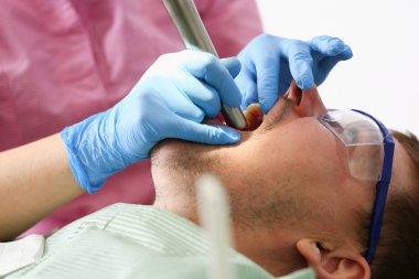 Mavi koruyucu eldiven El