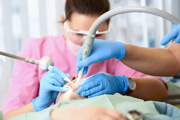 Vrouwelijke hand in blauwe beschermende handschoenen — Stockfoto