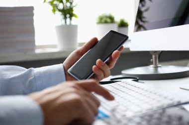 İşadamı hipster telefon arka planını tutar