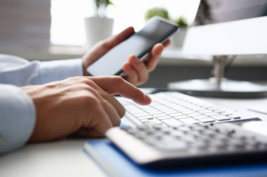 İşadamı hipster telefon arka planını tutar