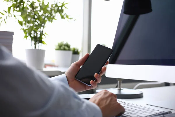 Homme d'affaires hipster détient fond téléphonique de — Photo