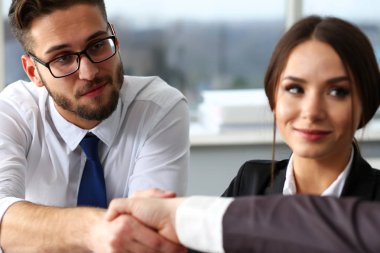 Takım elbiseli adam ve vermek el Merhaba, gibi ofiste kravat.