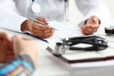Kadın doktor elini tut gümüş kalem dolgu