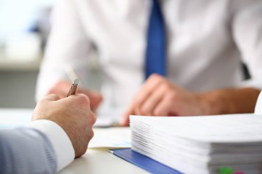 Katip adam Ofis İşyeri gümüş ile kalem kollarında