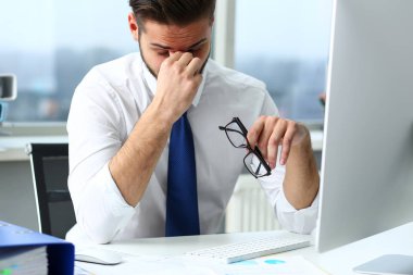 Gözlük takan dizüstü pc işyerinde yorgun katip