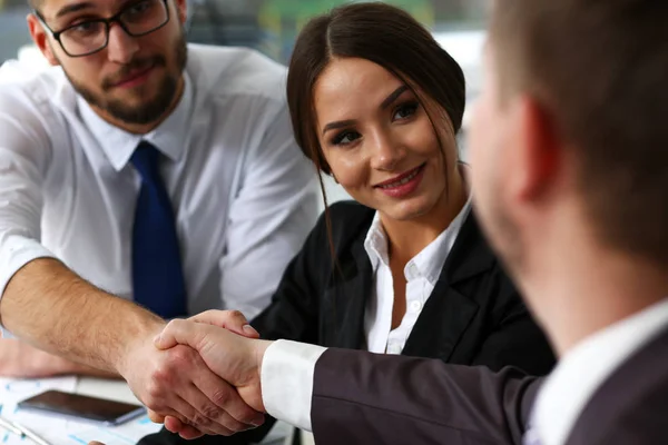 Uomo in giacca e cravatta dare mano come ciao in ufficio — Foto Stock