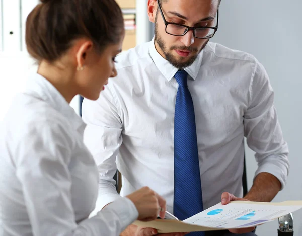 Office tartışma mali konuda modern iş adamları grubu