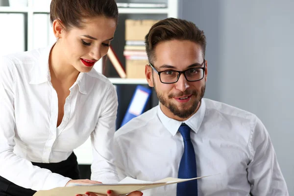 Pareja positivo divertido clerks examinar y discutir algunos público opinión — Foto de Stock