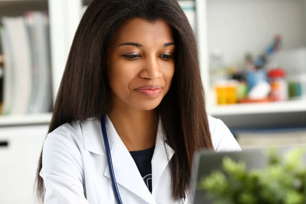 Bonito preto sorridente feminino médico — Fotografia de Stock