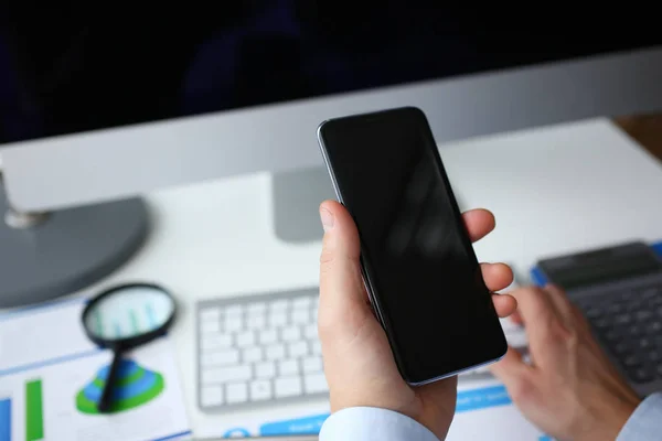 Homme d'affaires hipster détient fond téléphonique de — Photo