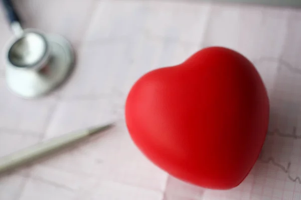 Медицинский стетоскоп голова и сердце красной игрушки — стоковое фото