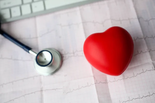 Медицинский стетоскоп голова и сердце красной игрушки — стоковое фото