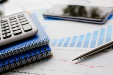 Gümüş Gri klavye hesaplayıcıyla yalan söylüyor