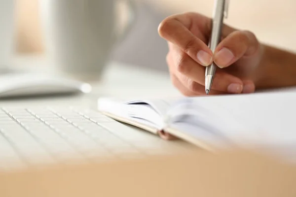 Vrouwelijke hand met zilveren pen klaar te maken — Stockfoto