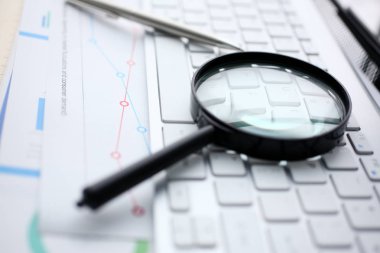 Büyüteç Camı üzerinde beyaz klavyede yatıyor