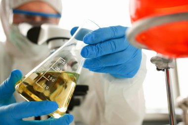 Mikroskop tutun test tüpüne bakmak erkek kimyager