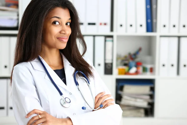 Bonito preto sorridente feminino médico retrato — Fotografia de Stock