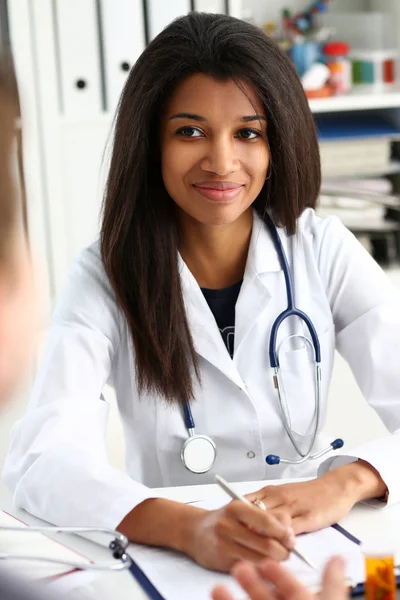 Bella nero sorridente medico femminile parlare con — Foto Stock