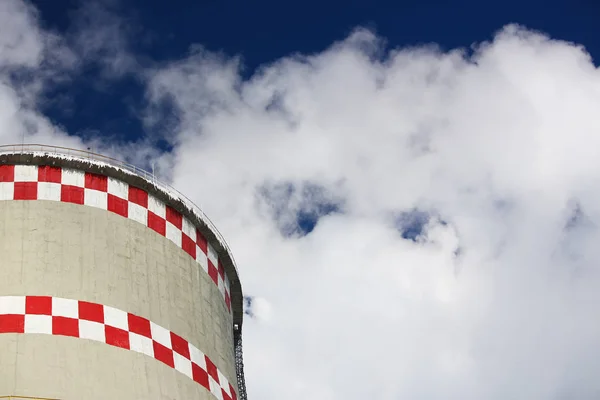 Vit rök kommer från rören mot blå himmel — Stockfoto