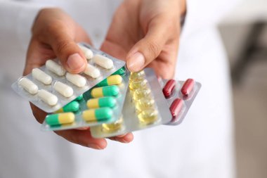 Farklı paket tutan kadın doktor el